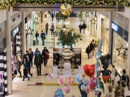Mom Freaks Out That Man at Mall Is Taking Selfies…With Her Kids In the Background! (And Facebook Supports Her) Oh no! Is that a MAN at the MALL? What the hell is he doing there?